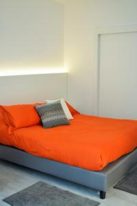 ソレントにあるCasa vacanza Deaのオレンジ色のベッド(枕2つ付)