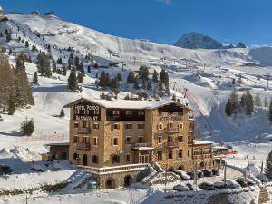 Hotel Pordoi Passo Pordoi Vegetarian Hotel during the winter