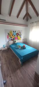 a bedroom with a blue bed in a room at Au colibri vert in Trois-Rivières