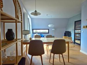 a dining room with a table and chairs at 5 DTV Sterne Ferienwohnung am See Stella in Bad Zwischenahn