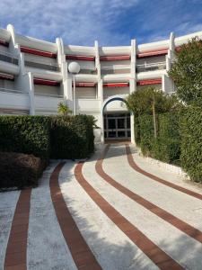 un bâtiment avec une passerelle devant lui dans l'établissement LE BLUE PACIFIC- 150m de la plage- Terrasse- Wifi, à La Grande Motte 25 autres photos