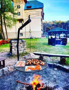 grill z marchewkami na szczycie ognia w obiekcie Apartamenty Platinum w Łukęcinie