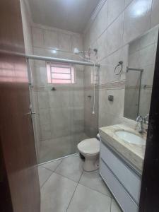 a bathroom with a shower and a toilet and a sink at Casa Studio São José dos Campos in São José dos Campos