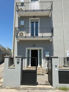 un gran edificio con balcón y puerta en Rebibbia Guest Art Metro B, en Roma