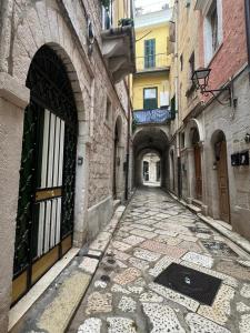 an alley in an old building with an archway at Come a casa in Trani