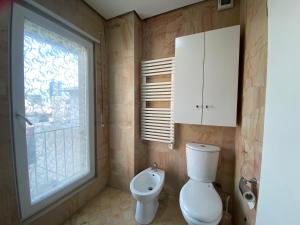 Ένα μπάνιο στο Valeur Penthouse Tirana City Center +9 φωτογραφίες
