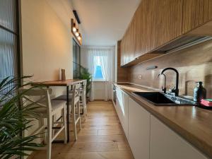 Η κουζίνα ή μικρή κουζίνα στο Cozy Elegant Stay with Mountain Views & Parking