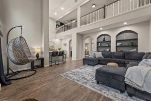 Posezení v ubytování Gorgeous 6BR 3 5 Bth Home with Pool and Game Room