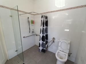 Koupelna v ubytování Spacious Queen Room in Carlingford with Pool - C2