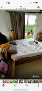 una cama en una habitación con ventana en HUG Mirissa, en Mirissa