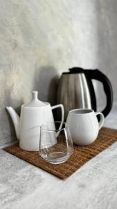 bandeja de madera con tetera y copa en HUG Mirissa, en Mirissa 16 fotos más