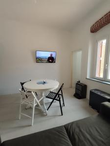 TV a/nebo společenská místnost v ubytování Ruffoli-Home a 300 m dal mare