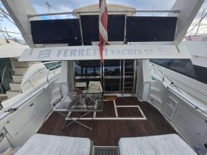 een blik op de middenconsole van een boot bij Moonlight Lady, our secret on the Med! in Torrevieja