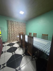 a dining room with a table and chairs in a room at Casa Maravilha in Ananindeua +1 photo