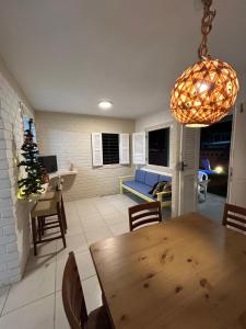 ein Esszimmer und ein Wohnzimmer mit einem Holztisch in der Unterkunft Serrambi Paradise in Porto De Galinhas