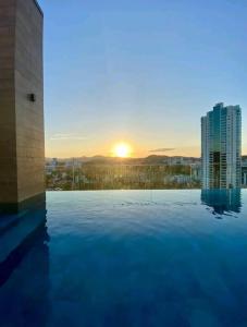 Swimmingpoolen hos eller tæt på Incrível Apartamento loft a 800 metros da Vila Germânica da Ocktoberfest