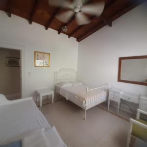 - une chambre avec deux lits et un plafond dans l'établissement Villa Los Cerros, hermosa villa familiar, colina en el bosque y la playa, à La Pared