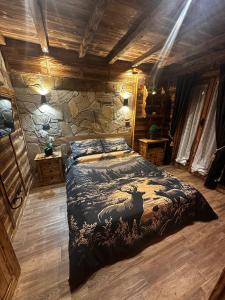 una camera da letto con un letto dipinto di un cervo di IL F A G G E T O - Terminillo a Terminillo