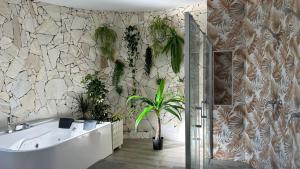 A bathroom at Villa yasleni