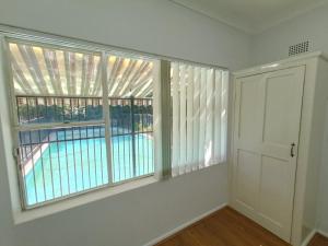 Kolam renang di atau dekat dengan King Room in Carlingford with Swimming Pool - C5