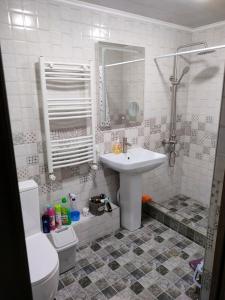 Koupelna v ubytování Unique Artist Apartment + 10 fotografií