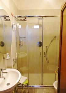 モンテプルチャーノにあるPalazzo Colombiのバスルーム(ガラス張りのシャワー、シンク付)