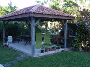 gazebo in legno con tavolo e sedie di Kay Jean Au Diamant a Le Diamant