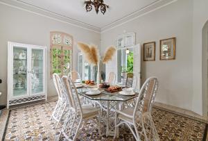 a dining room with a table and chairs at Casa Damiana in Mérida