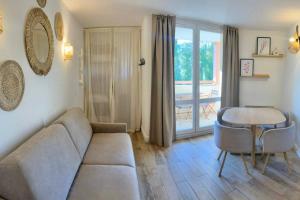 Posedenie v ubytovaní Flat for 4 people with swimming pool tennis court and free parking 227