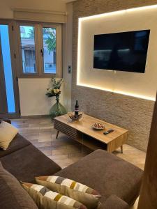 TV a/nebo společenská místnost v ubytování Plumeria Place Bright and spacious studio