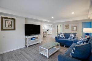 Gorgeous home with heated pool and spa steps to beach TV 또는 엔터테인먼트 센터