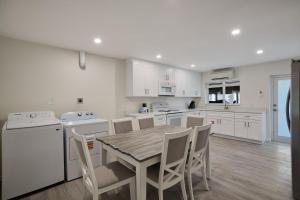 Gorgeous home with heated pool and spa steps to beach 주방 또는 간이 주방