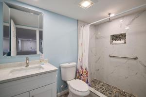 Gorgeous home with heated pool and spa steps to beach 욕실