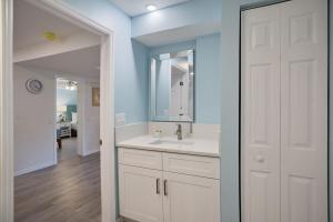Gorgeous home with heated pool and spa steps to beach 욕실
