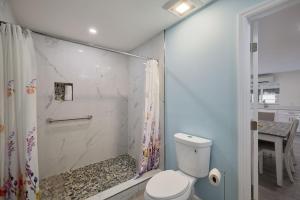 Gorgeous home with heated pool and spa steps to beach 욕실