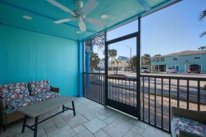 Gorgeous home with heated pool and spa steps to beach 발코니 또는 테라스