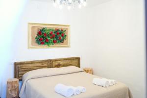 una camera da letto con un letto con due asciugamani sopra di Rifugio dei Briganti a San Donato Val di Comino