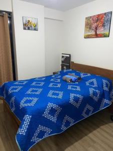 a blue comforter on a bed in a bedroom at MonoAmbiente 31 in Cochabamba