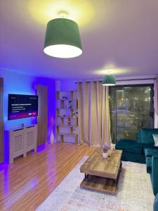 Televiisor ja/või meelelahutuskeskus majutusasutuses Idyllic Riverside Retreat