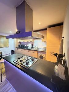 Köök või kööginurk majutusasutuses Idyllic Riverside Retreat