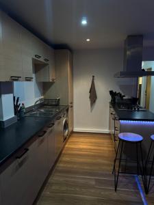 Köök või kööginurk majutusasutuses Idyllic Riverside Retreat +17 fotot