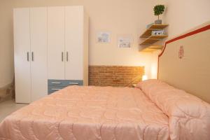 een slaapkamer met een groot bed en een bakstenen muur bij Fra i Cavalieri e i Miracoli a 2 passi da tutto in Pisa