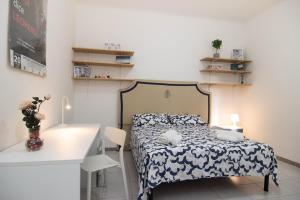 een kleine slaapkamer met een bed en een bureau bij Fra i Cavalieri e i Miracoli a 2 passi da tutto in Pisa