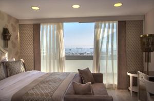 Un pat sau paturi într-o cameră la Le Marde Hotel