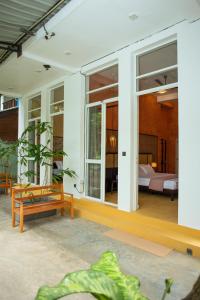 Habitación con 1 dormitorio y 1 cama con ventanas. en Villa Sansun - Riverside Escape, en Weligama