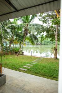 - Vistas al agua desde la casa en Villa Sansun - Riverside Escape, en Weligama