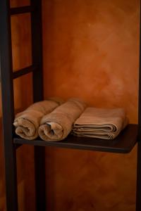 un estante con toallas plegadas encima en Villa Sansun - Riverside Escape, en Weligama
