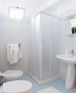 a bathroom with a shower and a toilet and a sink at SUD12 - Case Vacanze sul Mediterraneo in Mazara del Vallo +34 photos