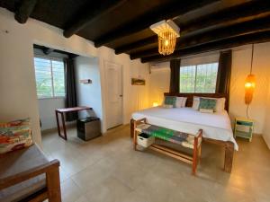 ein Schlafzimmer mit einem großen Bett und einem Kronleuchter in der Unterkunft Vito Hotel Boutique Taganga in Taganga