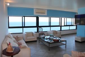 a living room with a couch and a coffee table at Ondina Apart Hotel Cobetura in Salvador